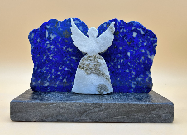 Goldmarmor-Engel vor Lapis